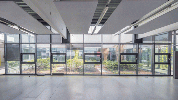 Donau Gewerbepark Krems Innenansicht mit Glasfront und Blick auf begrünten Innenhof
