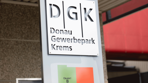 Eingangsbereich Donau Gewerbepark Krems mit gestantzer Tafel