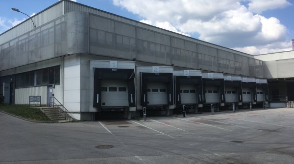 Außenansicht DGK mit Laderampe