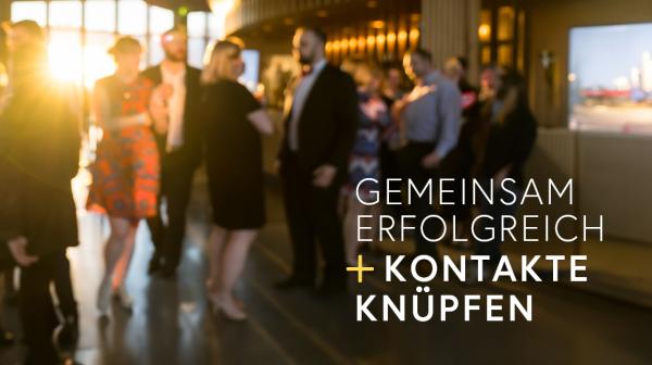 Gruppe von Personen unscharf erkennbar bei Netzwerkevent