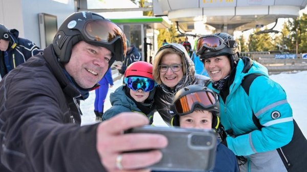 Presse13 Familie macht Selfie mit Landeshauptfrau Johanna Mikl-Leitner