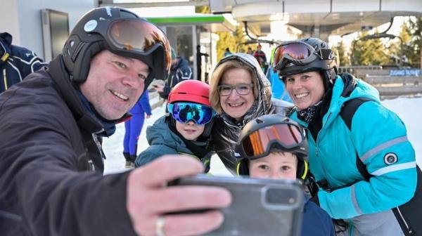 Familie macht Selfie mit Landeshauptfrau Johanna Mikl-Leitner