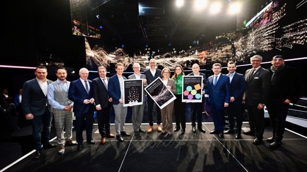 Gruppenfoto Ausstellung "SMART DATA + DU"