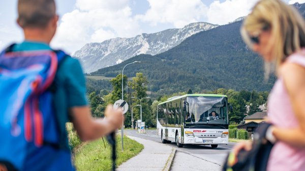 Mann und Frau warten auf Bus
