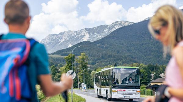 Mann und Frau warten auf Bus