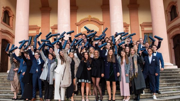 Angehende ÄrztInnen mit Ihren Diplomrollen