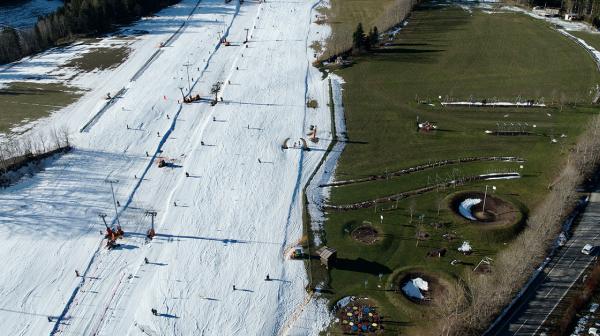 Kleines Skigebiet mit Liftbetrieb und Motorikpark-Benutzung zugleich