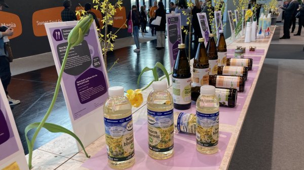 Ausstellungstisch mit Produkten