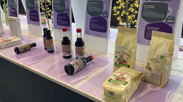 Ausstellungstisch mit Produkten