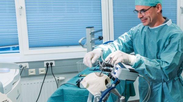 Arzt operiert an Schädelmodell
