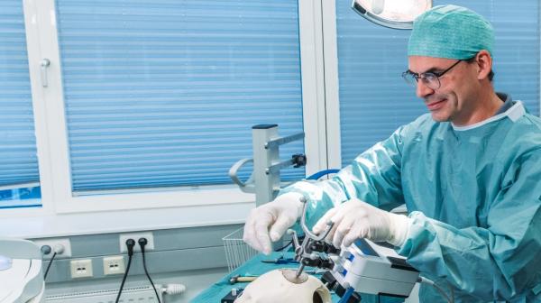 Arzt operiert an Schädelmodell