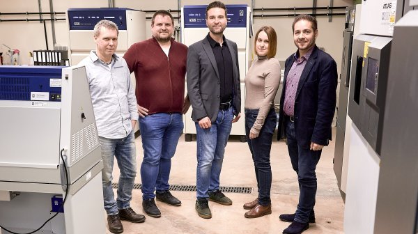 Fünf Personen im 3D-Druck-Labor