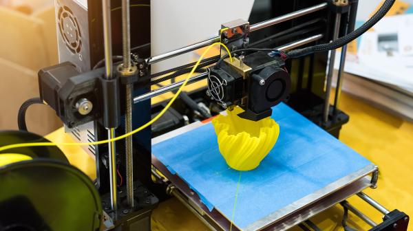 3D-Drucker mit gelbem Kunststoffbehälter