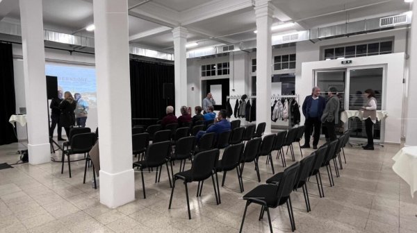 Stuhlreihen und Leinwand in Halle