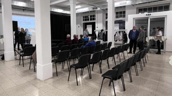 Stuhlreihen und Leinwand in Halle