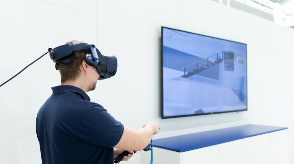 Person benutzt VR-Tool