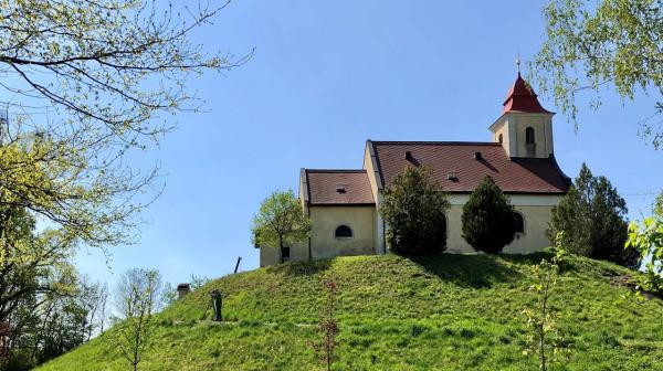 Kleine Kirche auf einem Hügel