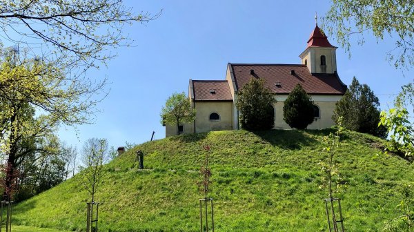 Kleine Kirche auf Hügel