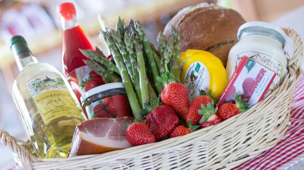 Korb mit diversen Lebensmitteln