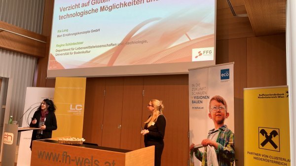 2 Frauen bei ihrem Vortrag beim Getreidetechnologietag