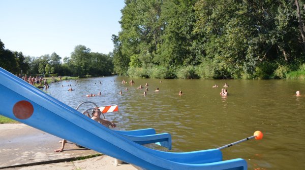 Menschen schwimmen im Wasser