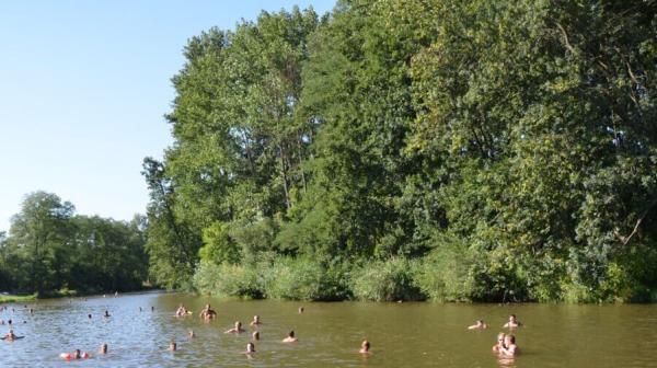 Menschen schwimmen im Wasser