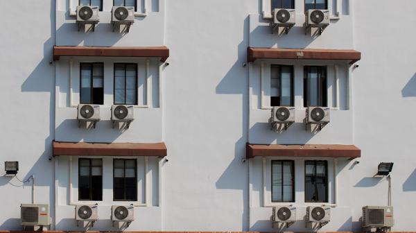 Mehrere Air Conditioner an einer Wand