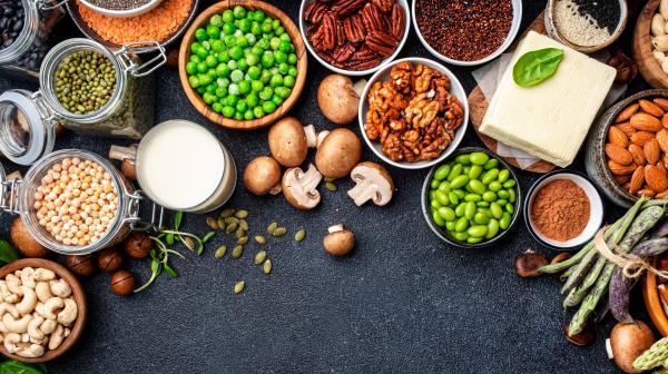 Verschiedene Lebensmittel liegen verteilt auf Oberfläche