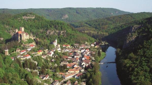 Luftbild von Hardegg mit Fluss Thaya