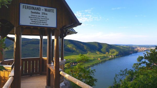 Die Ferdinand-Warte mit der Donau im Hintergrund