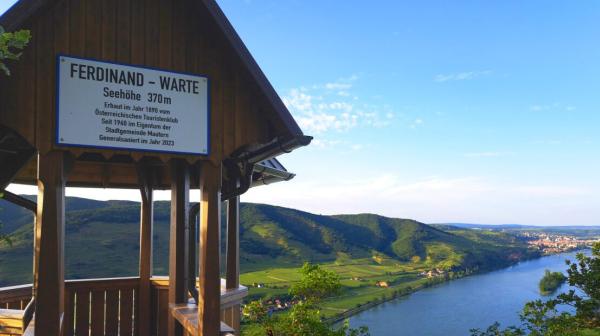 Ferdinand-Warte mit der Donau im Hintergrund