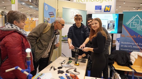 Personen beim Messestand der HTL Mödling