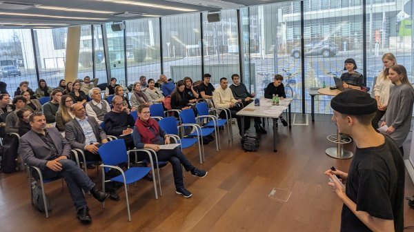 Publikum hört einer Präsentation zu