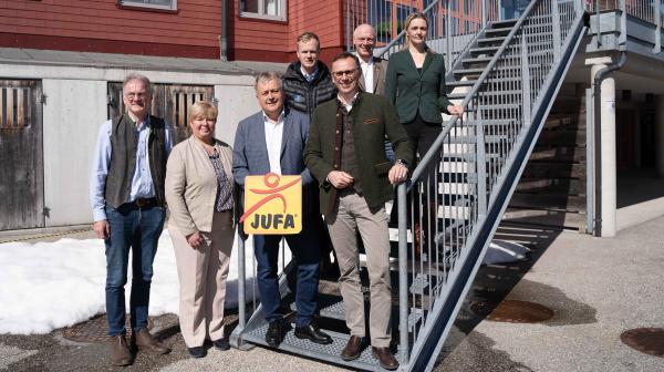 Gruppenfoto von Personen auf einer Stiege