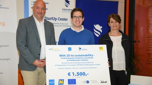 Drei Personen stehen nebeneinander für Foto