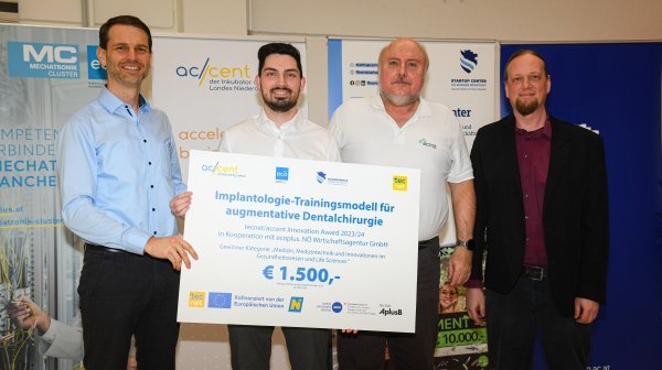 Vier Personen stehen nebeneinander für Foto