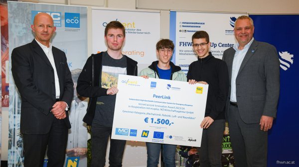 Fünf Personen stehen nebeneinander für Foto