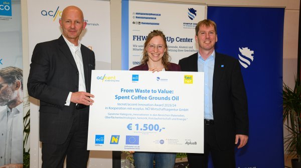 Drei Personen stehen nebeneinander für Foto