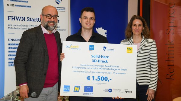 Drei Personen stehen nebeneinander für Foto