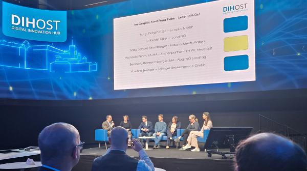 Personen sprechen auf Podium