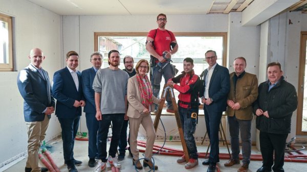 Gruppenfoto Exoskelette auf der Baustelle