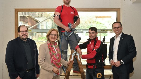 Gruppenfoto Exoskelette auf der Baustelle