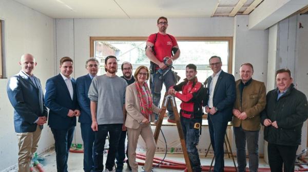 Gruppenfoto Exoskelette auf der Baustelle