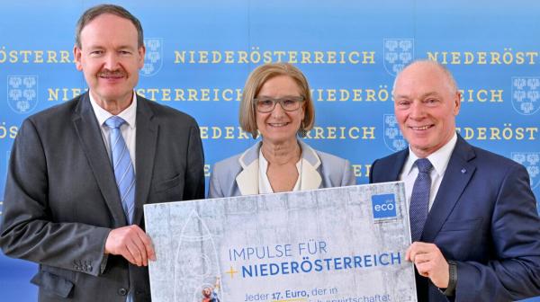Drei Personen halten Informationstafel
