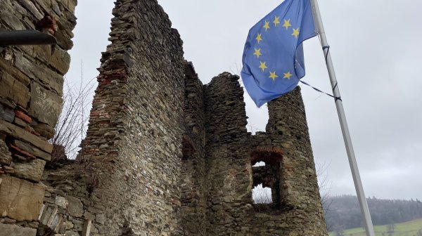 Steinmauern und davor eine Flagge