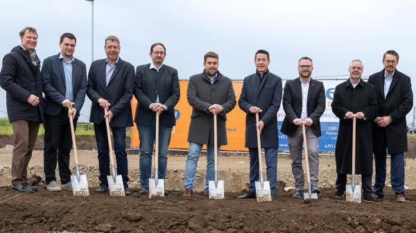 Großes Gruppenfoto nur mit Herren beim Spatenstich