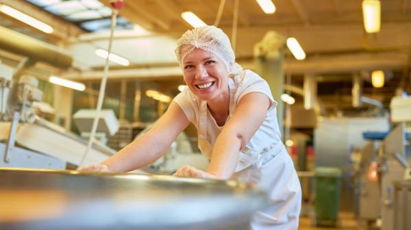 Junge Frau als Bäcker-Lehrling