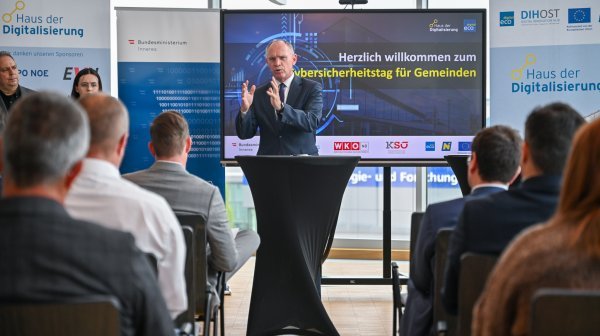 Der Innenminister spricht zum Publikum