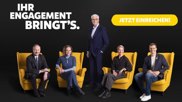 Gruppenfoto mit 5 Personen in vier gelben Sesseln