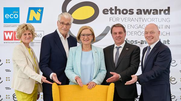 Gruppenfoto 5 Personen hinter gelben Sessel vor ethos award Zip up